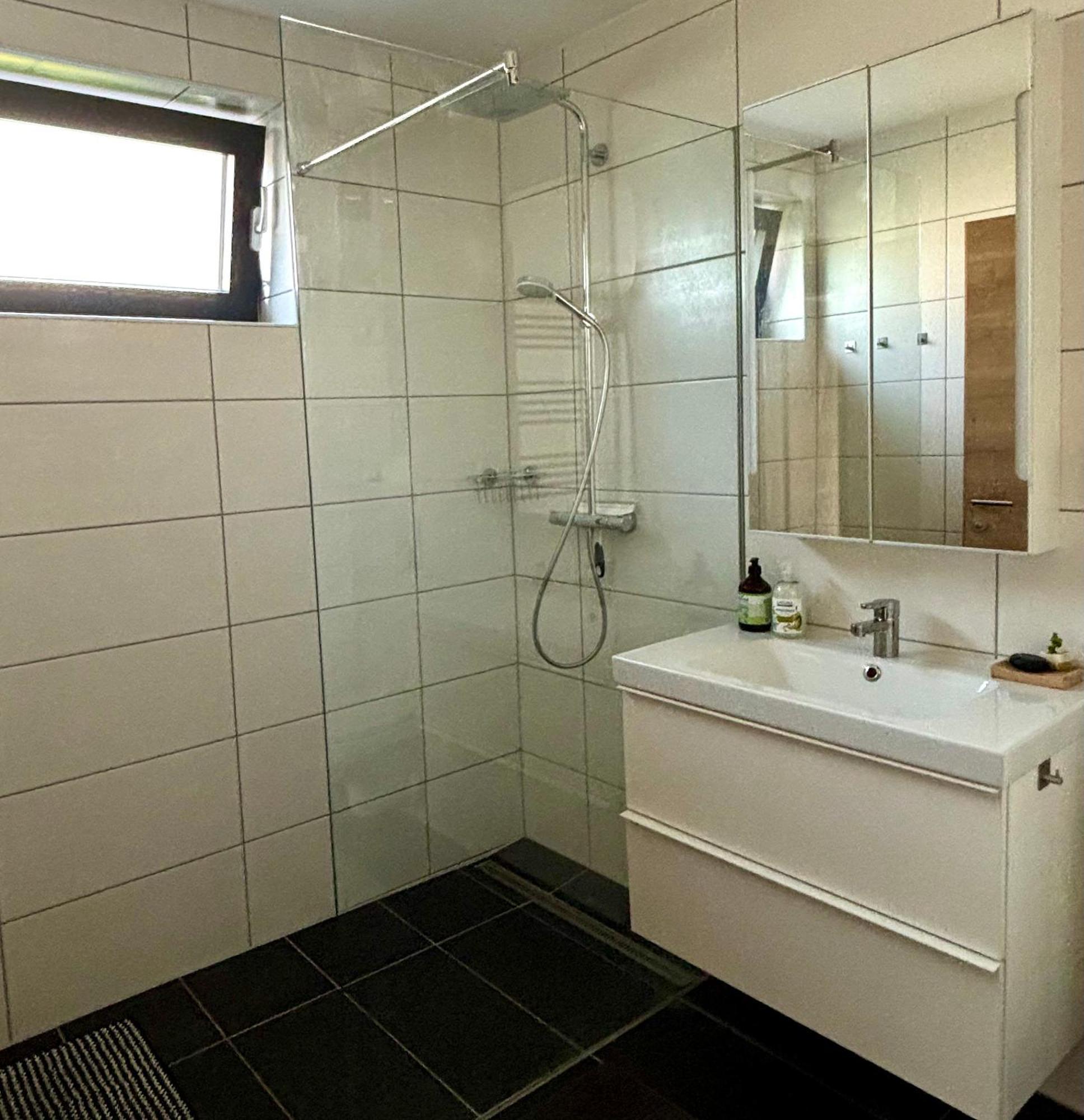 Schoene Wohnung Mit Terrasse Und Parkplatz 벨덴암워스에르시 외부 사진